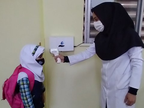 اندازه گیری دمای بدن دانش آموزان توسط دستگاه تب سنج