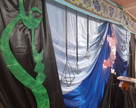 سیاه پوشی فضای نمازخانه و تابلوهای آموزشگاه در سالروز ضربت خوردن حضرت علی (ع)
