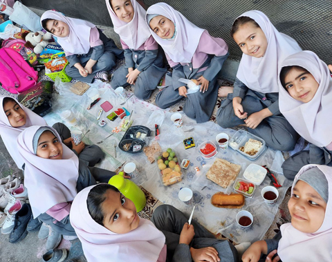 اردو در حیاط مدرسه ویژه دانش آموزان پایه دوم