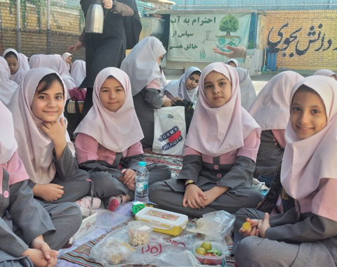 اردو در حیاط مدرسه ویژه دانش آموزان پایه سوم