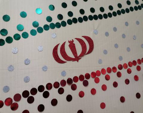 مزین کردن تابلو مناسبتی آموزشگاه با پرچم سه رنگ جمهوری اسلامی ایران
